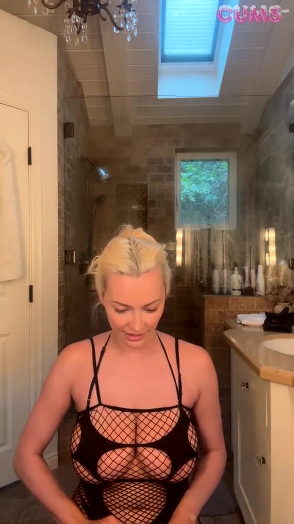 lindsey-pelas-fishnet-fit-livestream