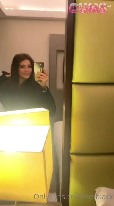 emily-black-vibrator-masturbation