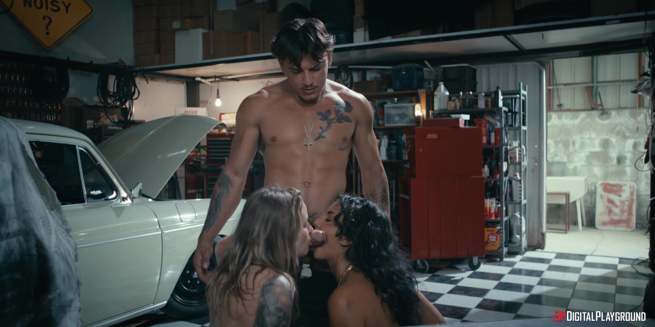 Raw Episode 2 With Anna Claire Clouds And Roxie Sinner