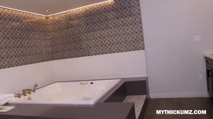 Thicc car wash babe picked up and fucked