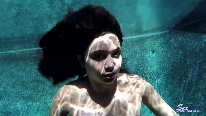 Aaliyah Hadid Sexy Under Water Solo